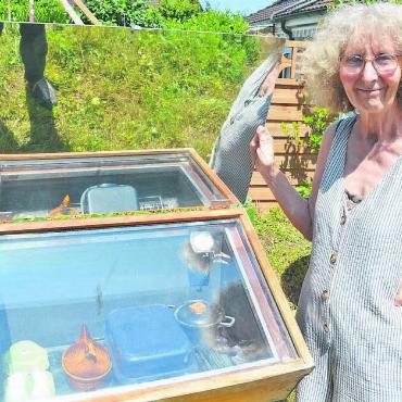 Mit der Sonne kochen - Mit dieser Kiste bereitet von April bis Oktober Regula Waldispühl an sonnigen Tagen ihre Speisen zu. Bild: Roger Wetli