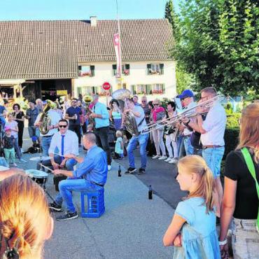 Petrus zum Ehrenbürger ernannt - Gute Stimmung während dem ganzen Wochenende – so wie hier beim Strassenkonzert der «Heuröpfelkapelle». Bilder: Chregi Hansen / Elio Stettler