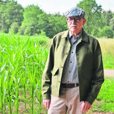 Pufferstreifen muss breiter werden - Der Fischbach-Gösliker Gemeindeammann Hans Peter Flückiger zeigt die Stelle, wo künftig anstelle eines Maisackers eine extensiv bewirtschaftete Wiese wachsen soll. Bild: Roger Wetli