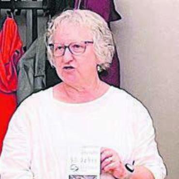 Gemeinsam und solidarisch - Sonja Widmer präsentiert den Flyer.
