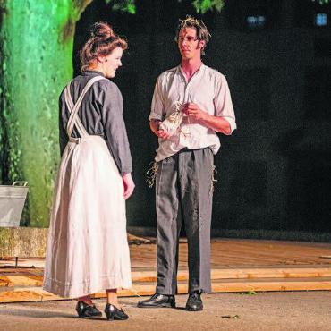 Ganz tiefe Einblicke - Ein Wunder? Die Schneiderin Elisabeth Weber (Martina Arnet) mit Jakob Laubacher (Damian Stocker), der eigentlich auswandern sollte.