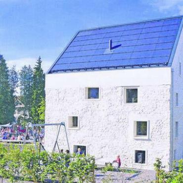 Das Schlössli bei den Bayern - Das Schlössli mit seinem PV-Steildach hat es ins Heft des Bayerischen Landesvereins für Heimatpflege geschafft. Bild: pd