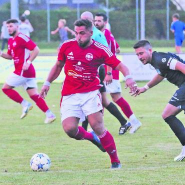 In der Liga angekommen - Sizai Morina (links) enteilt Lenzburg-Captain Nedim Keranovic. Morina traf zum zwischenzeitlichen 2:1. Bild: Josip Lasic
