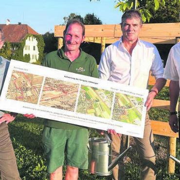 Farngut ist «simply the best» - Die Bünztalgabe wurde in Form einer Baumkapelle aus Edelkastanien übergeben. Von links: Repla-Vizepräsident Roland Polentarutti, Landwirt Reto Heiniger, Gemeindeammann Ueli Lütolf und Hans-Mathias Käppeli, Präsident der Koch-Berner-Stiftung.