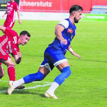Ein Hauch Premier League - Knallharter Verteidiger: Mileta Matovic (rechts, hier im Duell mit Muris Lulzim Aliu). Bild: spr/Archiv