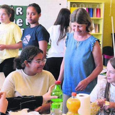 Der Kreis hat sich geschlossen - Ein gemeinsames Frühstück im Klassenzimmer zum Abschied: Marianne Viceconte war immer gerne Lehrerin. Und das fast 40 Jahre lang. Bild: Chregi Hansen