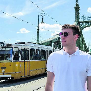 Zu den Geysiren - Beim Urlaub in Budapest schnuppert der Freiämter Basketballer Laurent Zoccoletti bereits internationale Luft. Demnächst geht der Freiämter für Armann Karfa in Island auf Korbjagd. Bild: zg