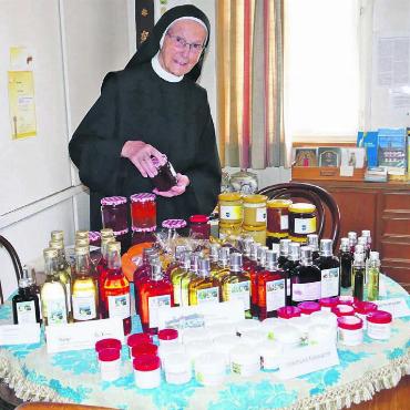 Seltene Feierlichkeiten im Kloster - «Klösterliche Kräuterfrau» – Schwester Maria Adelheid Moser stellt gerne reine Naturprodukte nach altem Klosterrezept her. Bild: tre