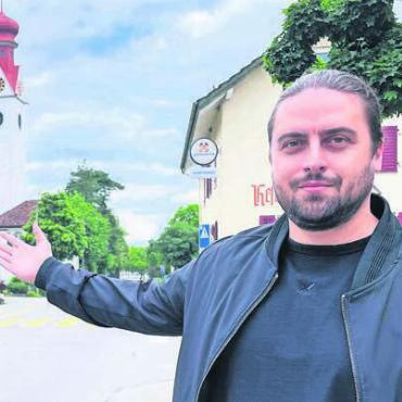 Nächster Karrieresprung - Als Sandro Inguscio vor zwei Jahren Chefredaktor von Blick TV und Blick.ch wurde, gab er dieser Zeitung Einblicke in sein Leben und seine Arbeit. Dafür kehrte er extra in seine alte Heimat Niederwil zurück. Bild: Archiv