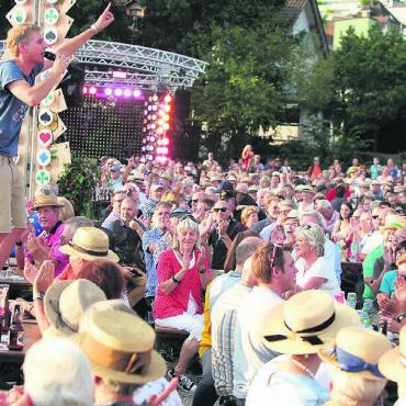Wer holt sich die Sendung? - Die Sendung «Donnschtig-Jass» lockt jeweils Tausende von Zuschauern an, so auch 2017 in Wohlen. In Meisterschwanden und Seengen ist man für den Ansturm gerüstet. Bild: Archiv