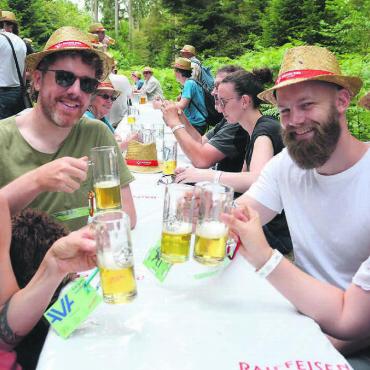 Das Bier gefeiert - Die «Bierwanderung Freiamt» sorgte für ein fröhliches und gemütliches Zusammensein und ausgiebiges Anstossen. Bild: Roger Wetli