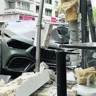 «Ich gebe nicht auf» - Der 19-jährige Lenker dieses Mercedes ist am Sonntagmorgen eingenickt und in den «Vegano» gekracht. Bild: pz