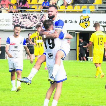 Eine starke Reaktion - Noel Romano herzt Patrik Gjidoda nach dessen Tor zum 3:0. Kevin Quintas (links) kommt, um mitzujubeln. Bis zum Ende sollten sich Gjidoda und Quintas beide noch einmal in die Torschützenliste eintragen, ebenso wie Nermin Rogentin. Bild: Josip Lasic