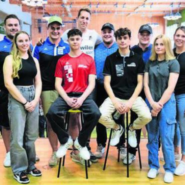 Petrus zum Ehrenbürger ernannt - Sarmenstorf ist stolz auf seine erfolgreichen Sportler. Stefan Sprenger (hinten Mitte), Sportredaktor dieser Zeitung, fühlte ihnen im Rahmen eines Podiums auf den Zahn.