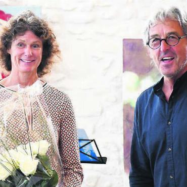 Der Akt – mit aller Konsequenz - Freude über die Ausstellung: Hans Furter, Präsident der Kunstkommission, und die Künstlerin Larissa-Katharina Frei. Bilder: Daniel Marti