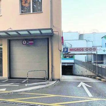 «Was für ein Irrsinn» - Das ist zu viel: Einfahrt und Ausfahrt (Bild) für Migros und neue Wohnüberbauung gleich nebeneinander.