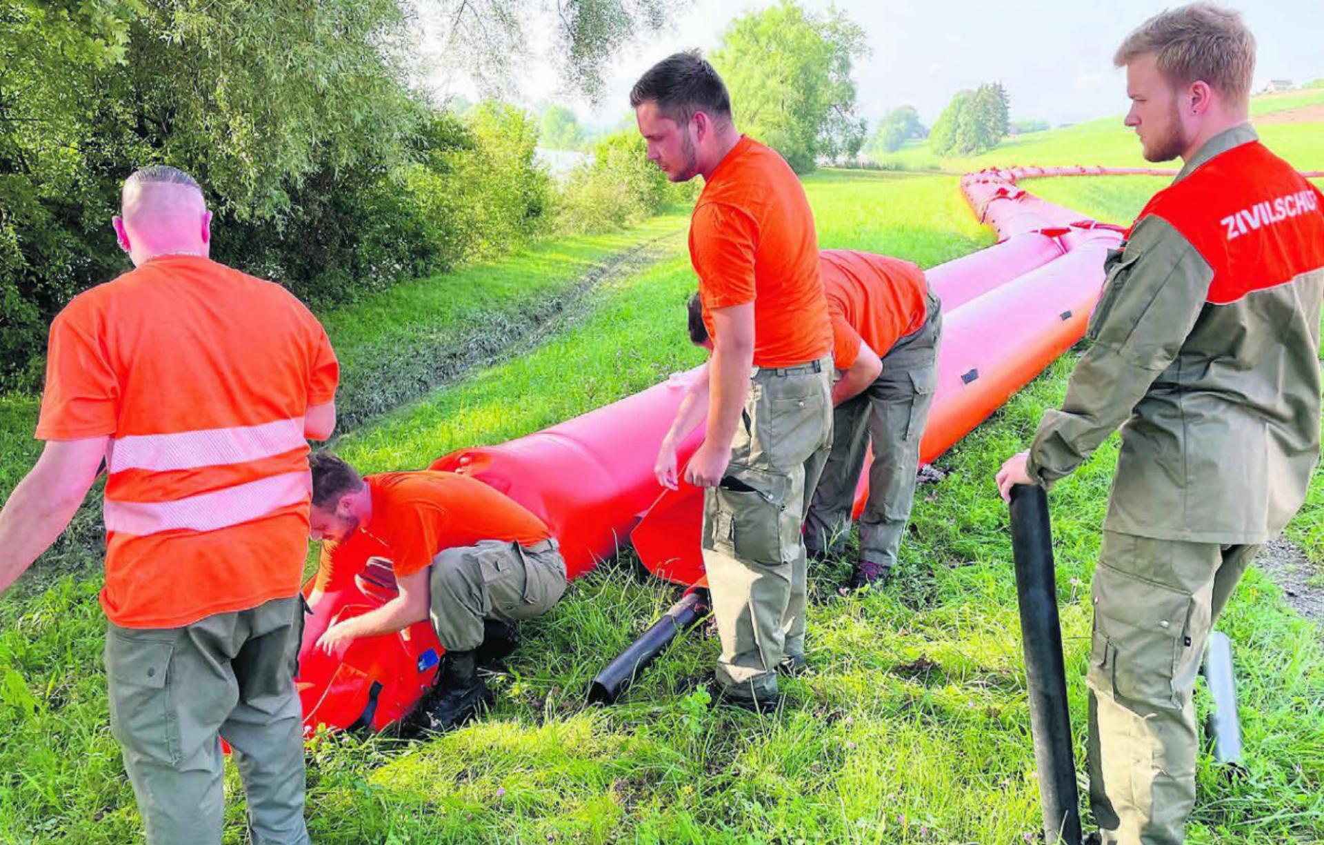 Rückbau des Hochwasserschutzdamms nach dem Hochwasser 2021 – auch hier kommt die Zivilschutzorganisation zum Einsatz. Bild: zg