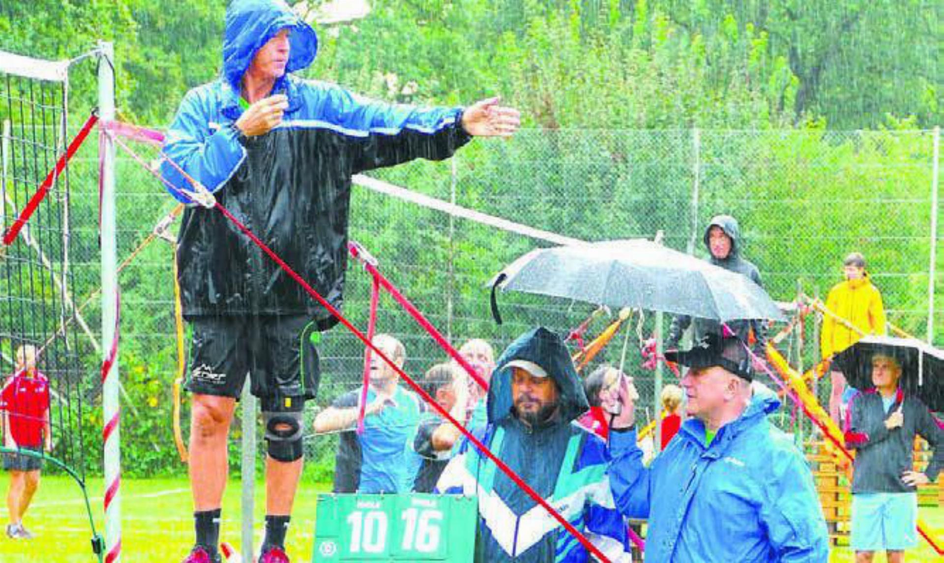 Auch als Schiedsrichter waren die Boswiler im Einsatz – im Regen kaum zu erkennen, von links: Pius Bigler, Edwin Keusch und Ewald Trottmann. Bild: zg