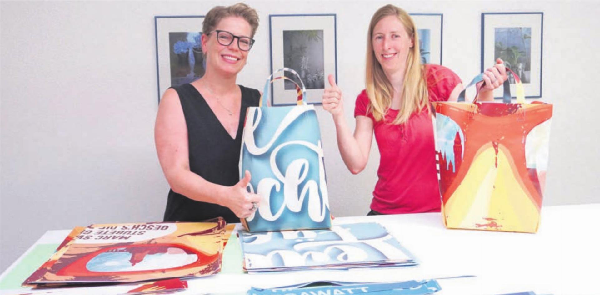 Tamara Gratwohl (Nähatelier «fadegrad» Niederwil) und Manuela Kempf (Nähatelier «passend» Rudolfstetten) schaffen die Kunstwerke. Bild: rts