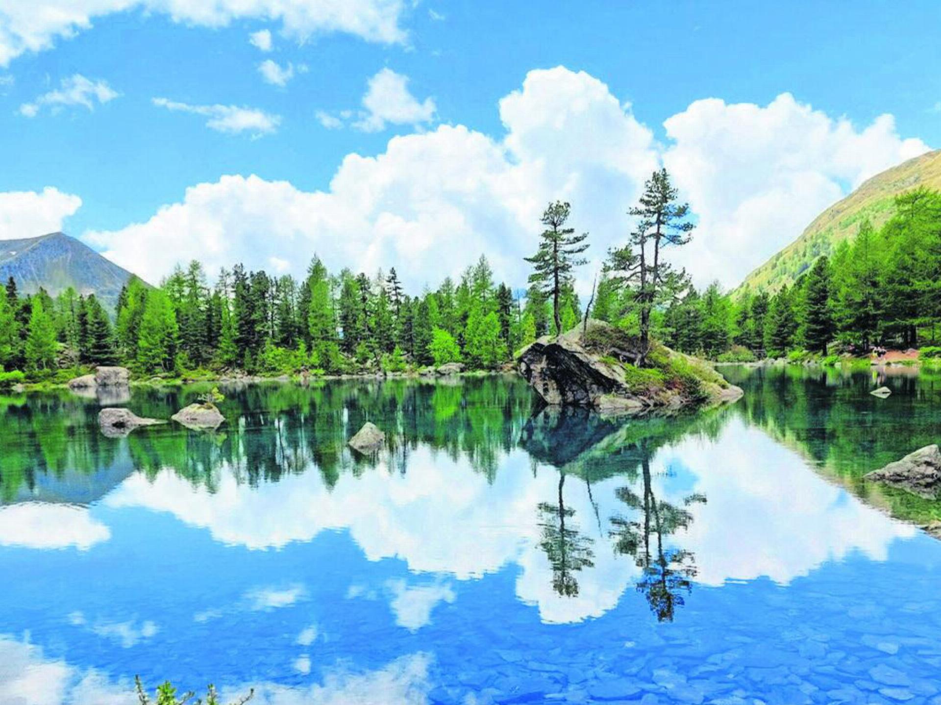 «Einfach herrlich am Lagh da Saoseo», schreibt Leserin Brigitte Mettier aus Niederwil. Der See liegt auf 2029 m ü. M. im Val da Camp auf Gemeindegebiet von Poschiavo (Graubünden). Aufgrund seiner intensiven blauen Farbe und der malerischen, umliegenden Natur gilt er als einer der schönsten Bergseen der Schweiz. Es heisst, er sei blauer als der Himmel. Schicken auch Sie Ihr besonderes Bild aus den Ferien 2023 an sommer@bbawa. Bitte beachten: Gute Auflösung und kurzer Beschrieb inklusive.