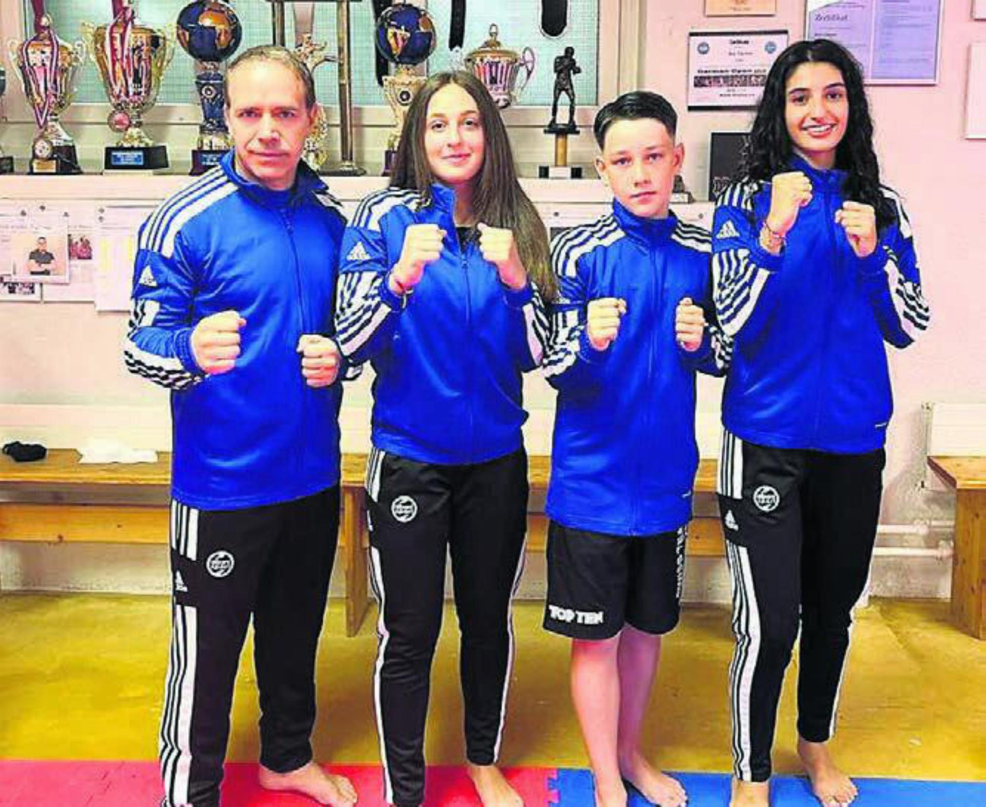 Kickboxing-Wohlen-Leiter Rocco Cipriano (links) mit den EM-Teilnehmern seines Vereins (von Links): Alessia Ciaco, Jan Enzl, Sanem Oruclar. Es fehlt: Pascal Strebel. Bild: zg