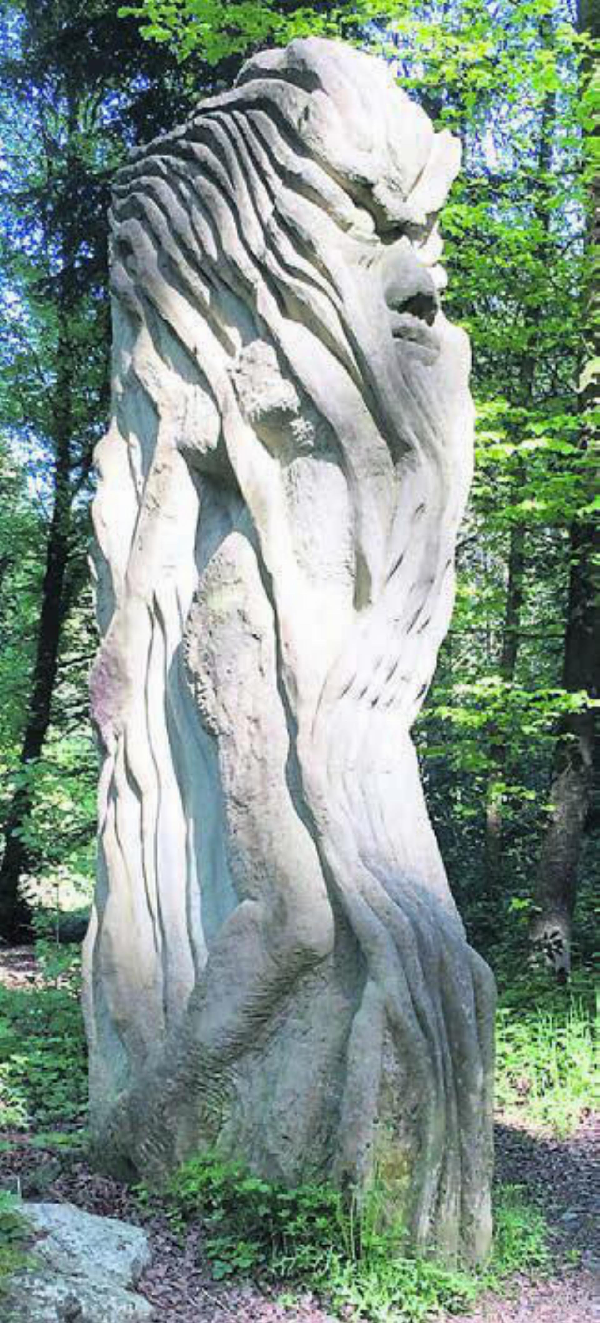 Seit 13 Jahren stehen die Skulpturen im Waltenschwiler Wald – etwa zur Sage der brennenden Männer. Bild: zg