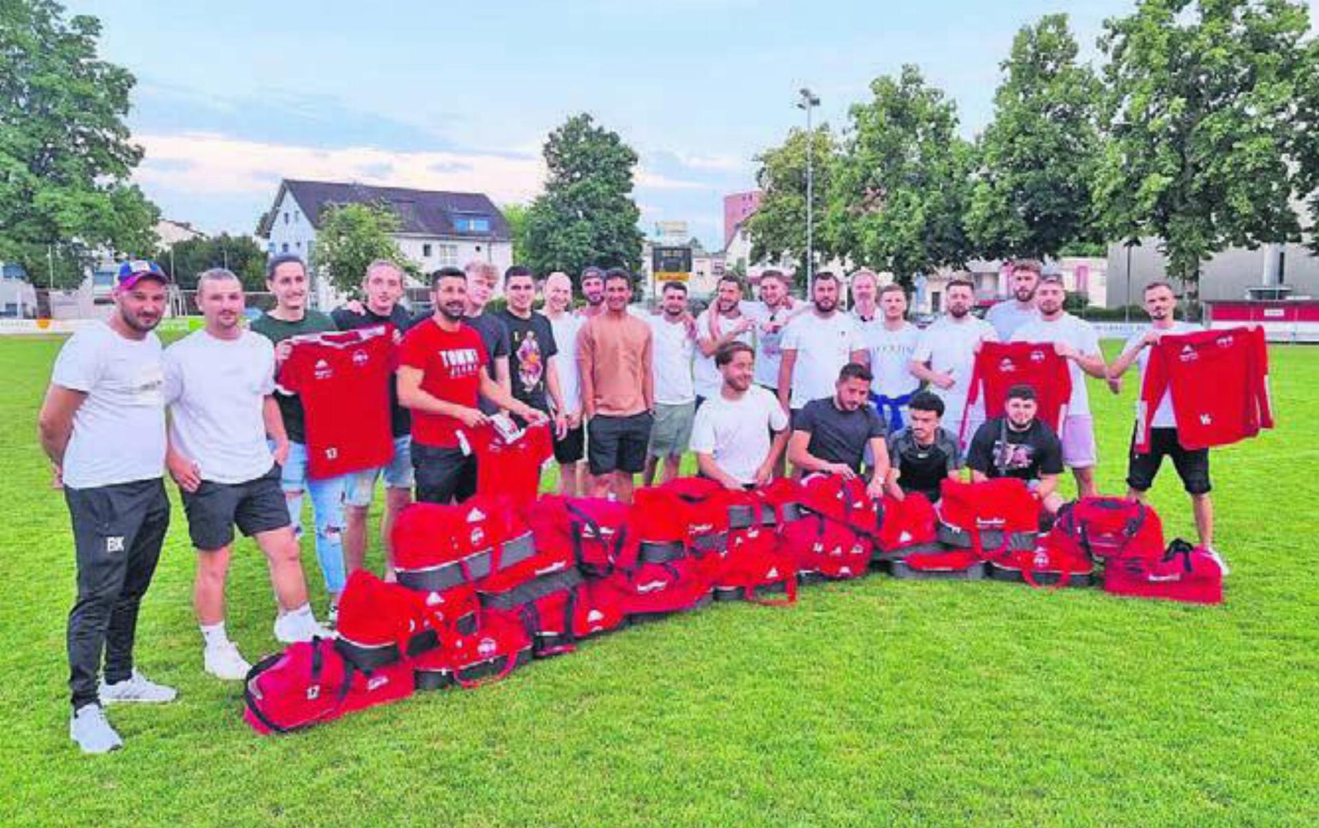 Die erste Mannschaft des FC Bremgarten spendet einem Dorfclub im Kosovo ihre kompletten Trainingssets der Aufstiegssaison. Bild: zg
