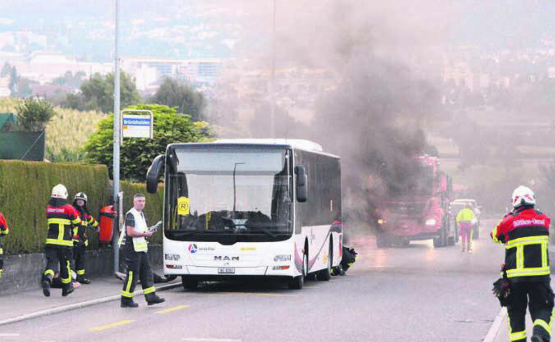 Ein Personenbus brennt auf der Wohlerstrasse. Für die Übung musste der Verkehr umgeleitet werden. Bilder: Celeste Blanc