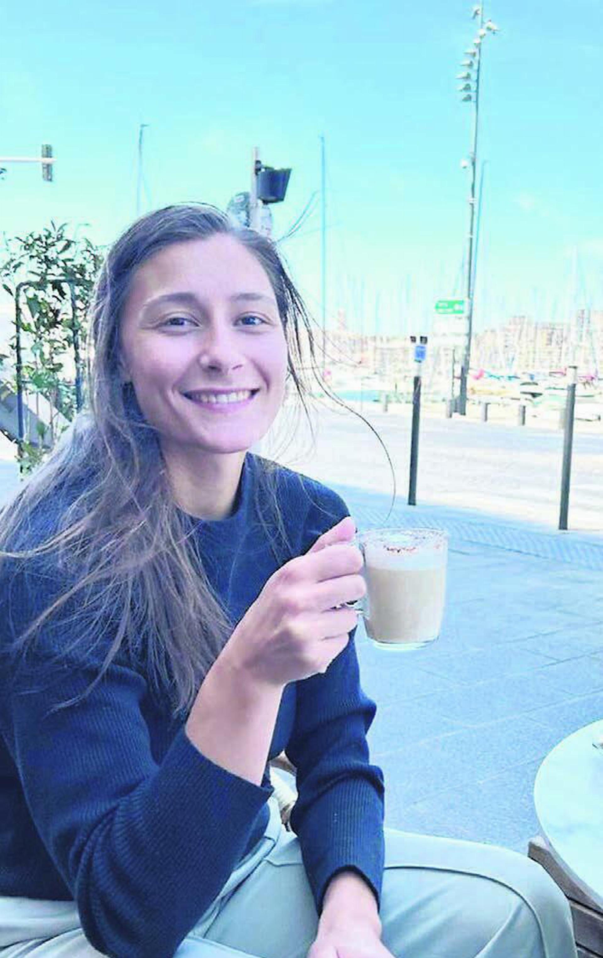 Ein Kaffee in Marseille. Der Murianerin Daphne Gautschi gefällt es in der französischen Grossstadt und sie freut sich auf den Saisonstart Ende August. Bild: zg