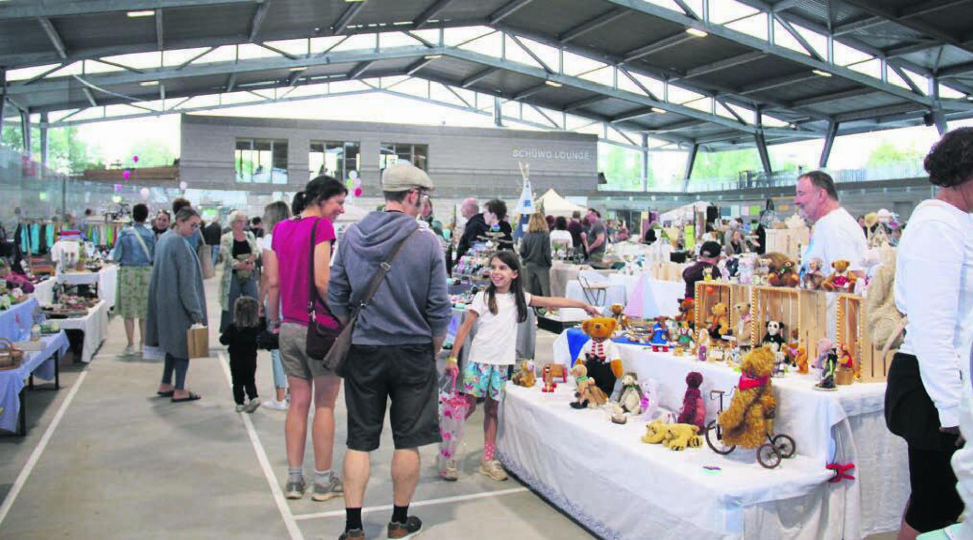 Die Besucher geniessen den vielseitigen Kreativmarkt in der Halle des Schüwo-Parks. Bilder: Monica Ras