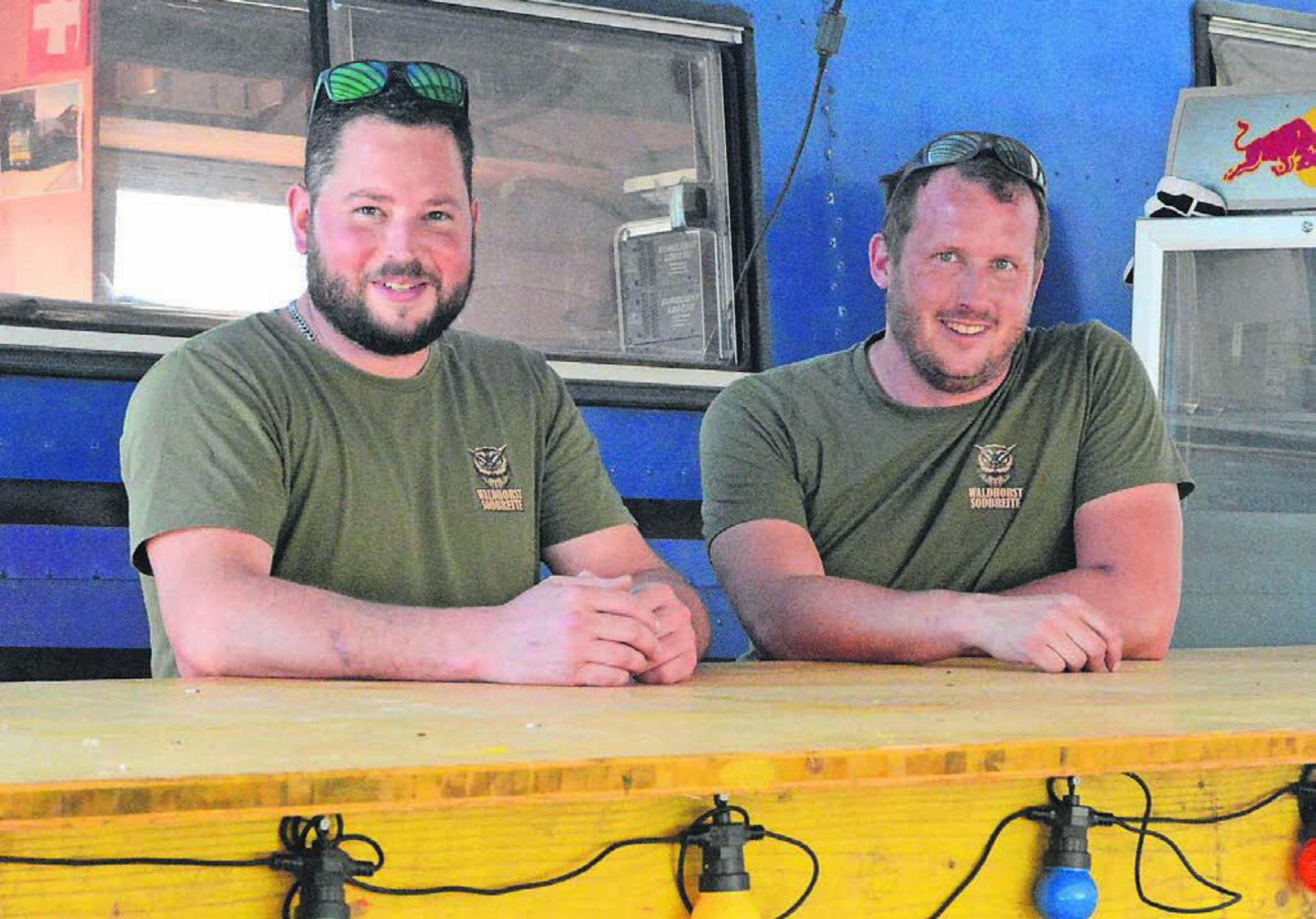 Das grosse Festzelt steht zwar schon, doch für Roman Schmid und Clay Weber (von links) und die «Waldhorst Sodbreite» gibt es noch einiges zu organisieren. Bilder: Celeste Blanc