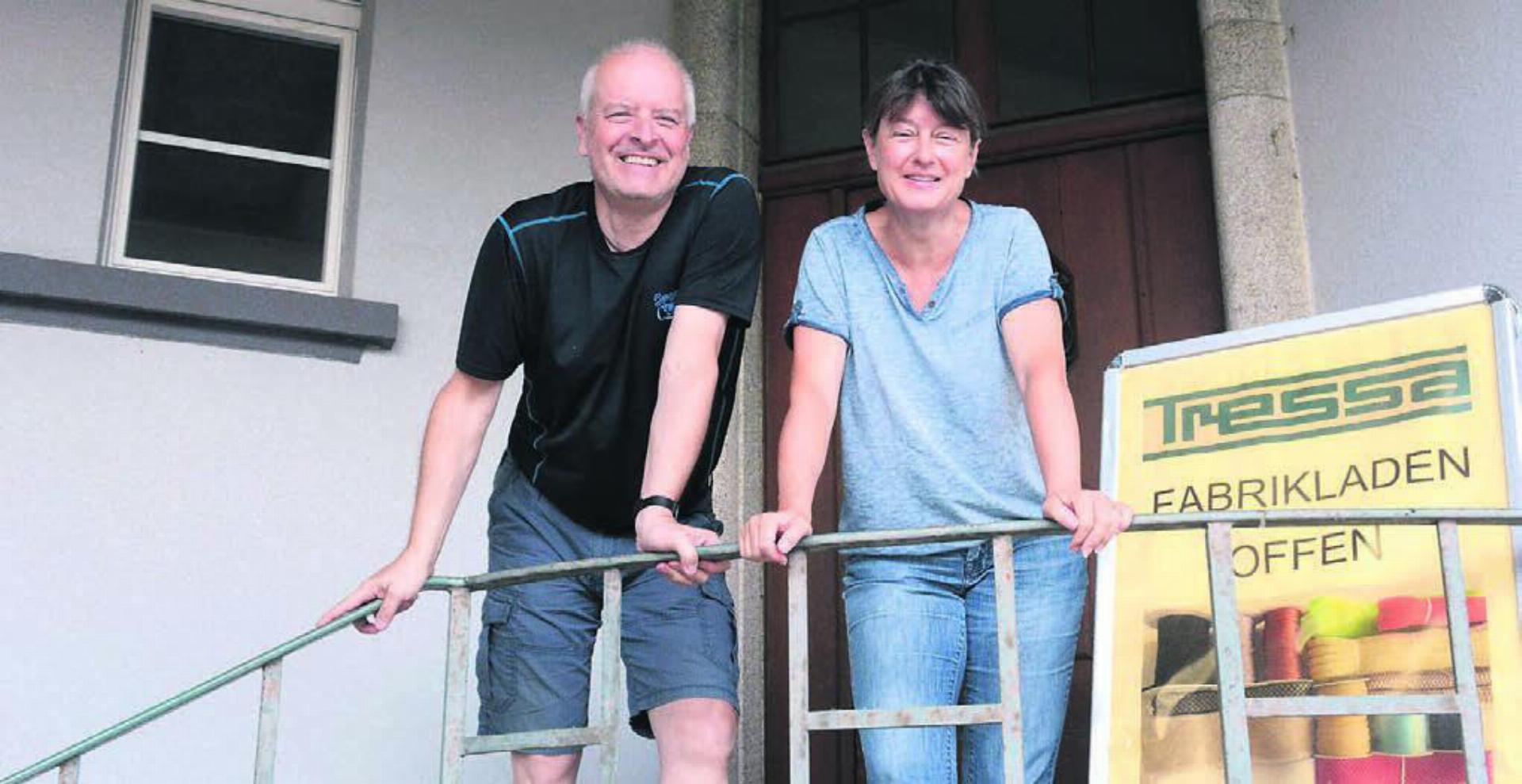 Können zufrieden sein: Markus und Karin Fischbach führen heute die Tressa AG, die weltweit älteste Geflechtfabrik. Sie führen damit die Tradition der Familie fort. Bilder: Chregi Hansen