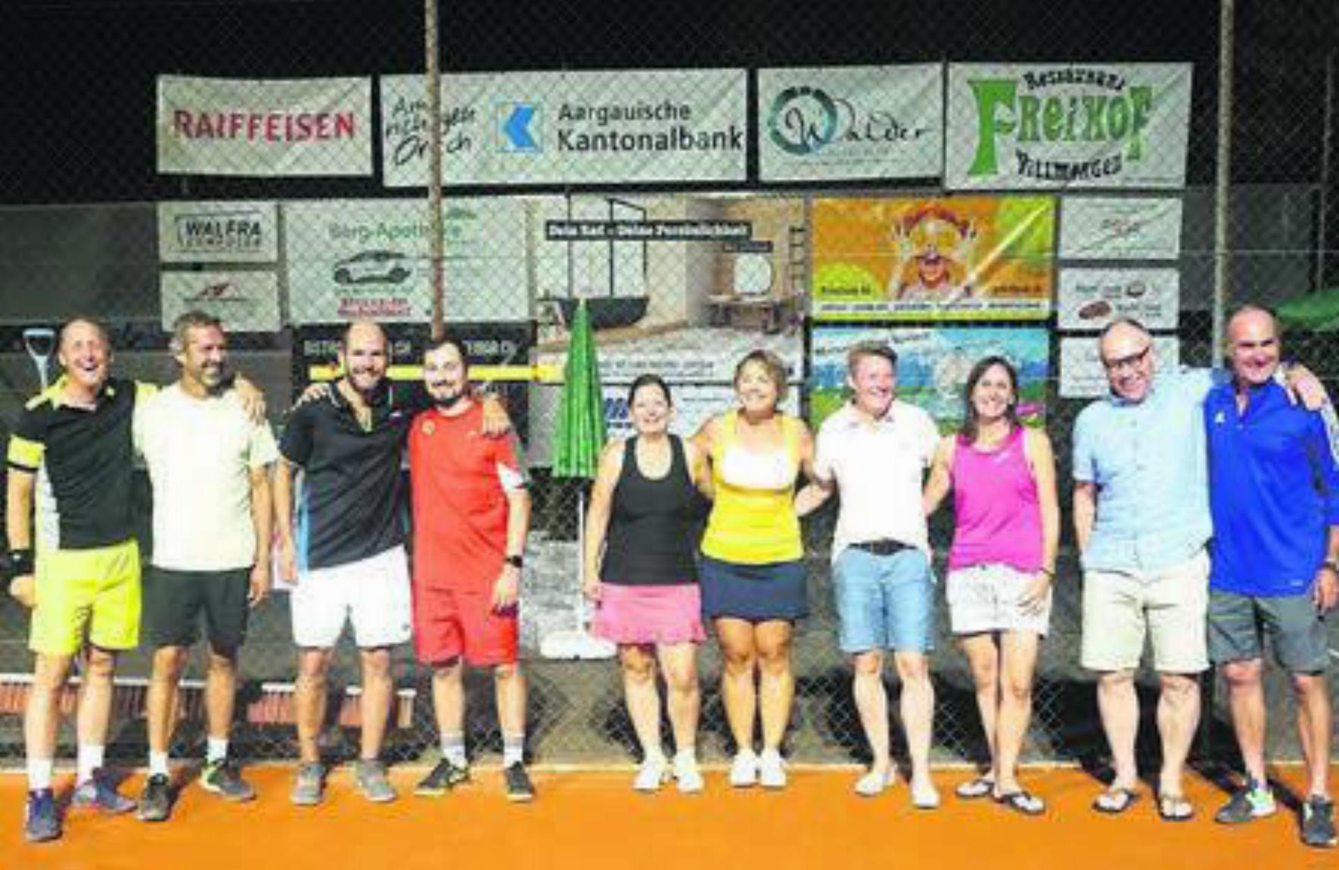 Die Finalisten des diesjährigen Bachstross-Cups (von links nach rechts): Mark Döbeli, Dejan Beg, Beni Egloff, Alain Jost, Corinne Moos-Trottmann, Priska Staub, Silke Lippold, Alexandra Hunziker, Andreas Disler, Dieter Obrist. Bild: zg
