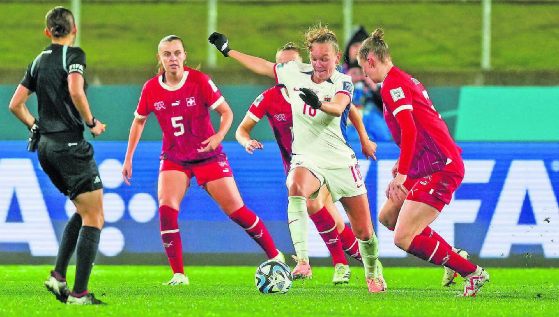 Julia Stierli (ganz rechts) hatte im Spiel gegen Norwegen alle Füsse voll zu tun. Hier gegen Frida Maanum. Bild: Freshfocus