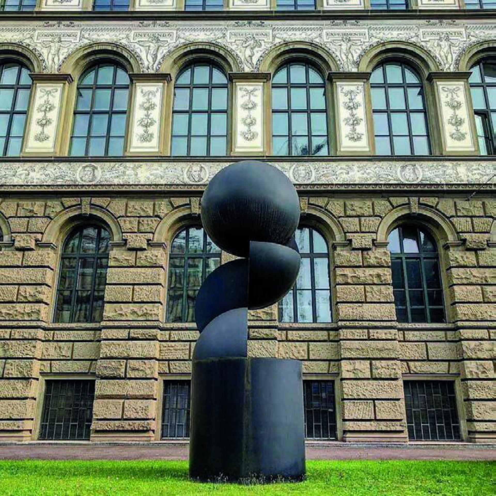 Heute schwarz statt wie in Villmergen weiss: Die Plastik von Gottfried Honegger steht seit 2009 vor der Seitenfassade der ETH Zürich. Bild: Archiv