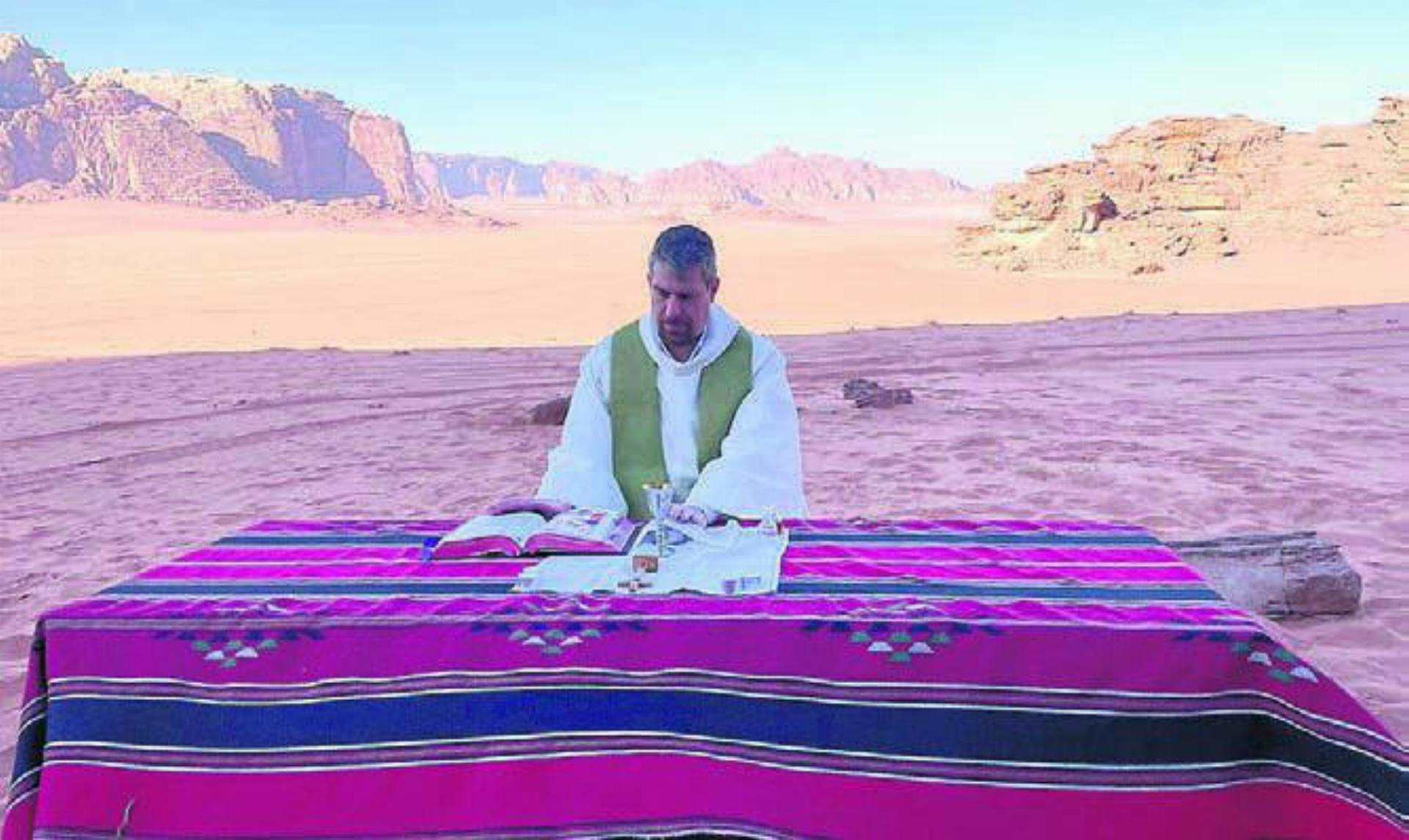 Pater Marc-Stephan Giese während Exerzitien im Wadi Rum, Jordanien. Bild: Kirche in Not