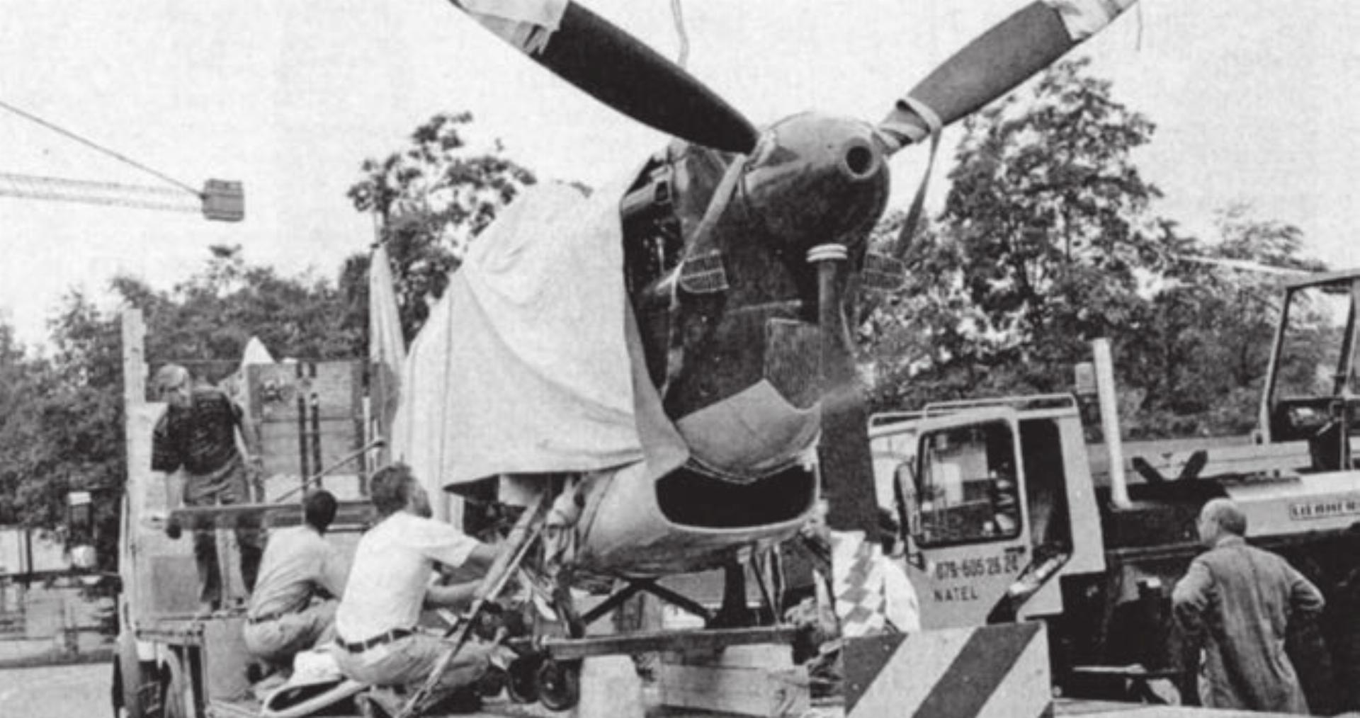 Eingepackt und festgezurrt wird die «Morane» ihre Reise antreten. Bild: Archiv