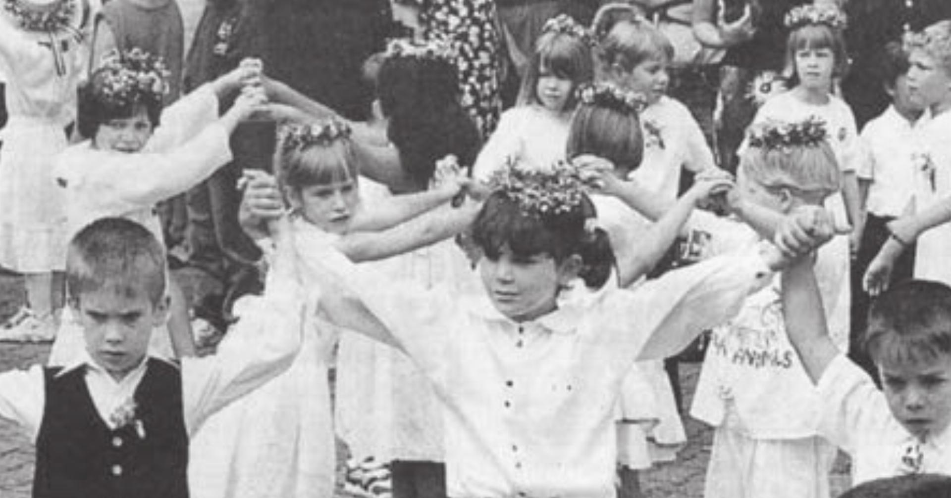 Gesang und Tanz als Ausdruck der Freude: In Wohlen haben die Jüngsten ihre Eltern und Bekannten nach einem Umzug bestens unterhalten. Bild: Archiv