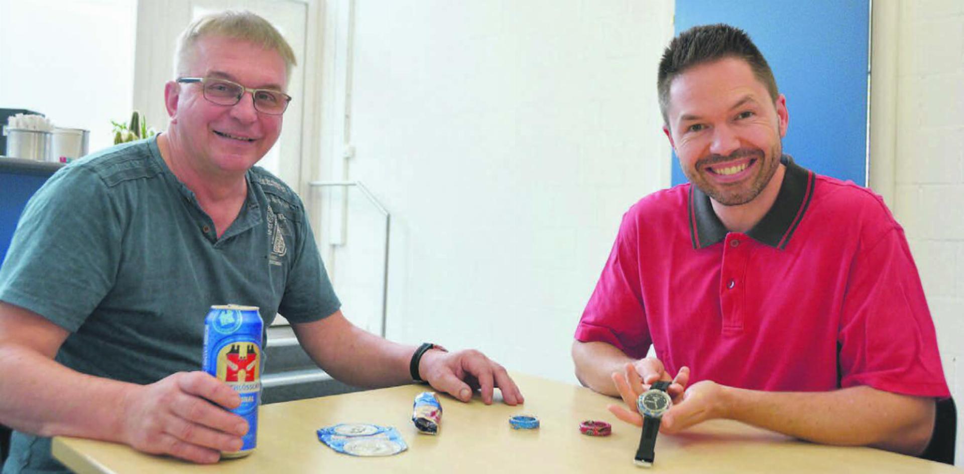 Die beiden Gründer und Inhaber der BK Metallform AG, Köbi Keusch (links) und Simon Bucher, zeigen die einzelnen Schritte von der Dose bis zur Uhr. Bilder: Annemarie Keusch