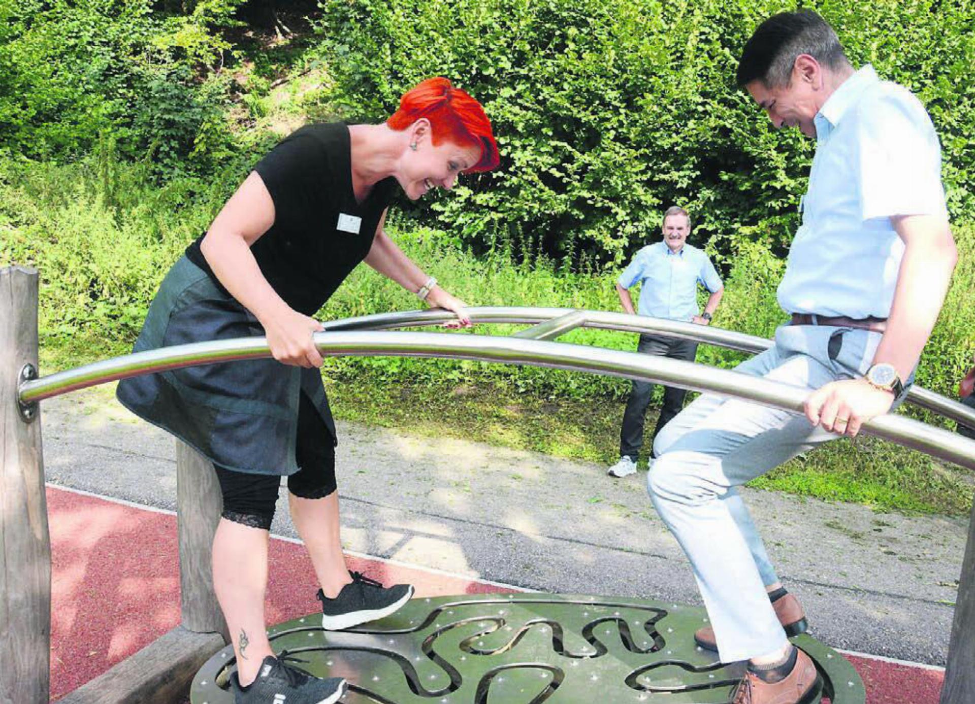 Beobachtet von Vereinspräsident Mike Lauper demonstrieren Geschäftsleiter Walter Cassina und Karin Villiger, Leitung Aktivierung und Freiwilligenkoordination, wie der Partnertanz funktioniert. Dabei muss durch geschicktes Balancieren eine Kugel eine ganze Runde zurücklegen – was gar nicht so einfach ist. Bild: Chregi Hansen