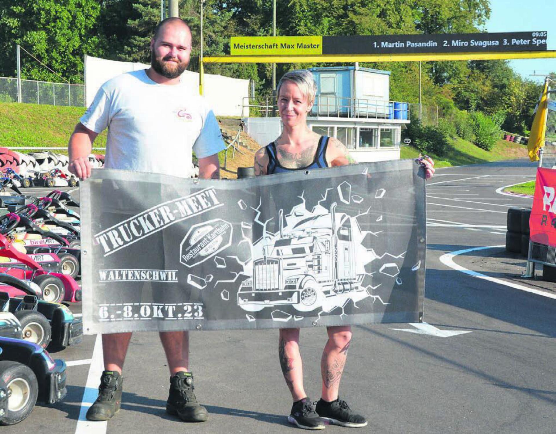 Tamara Häfliger ist die Hauptorganisatorin von «Trucker-Meet» beim Restaurant Kartbahn. Unterstützung erhält sie von vielen Seiten, auch vom Team der Kartbahn, etwa Mechaniker Pascal Thomet. Bild: Annemarie Keusch