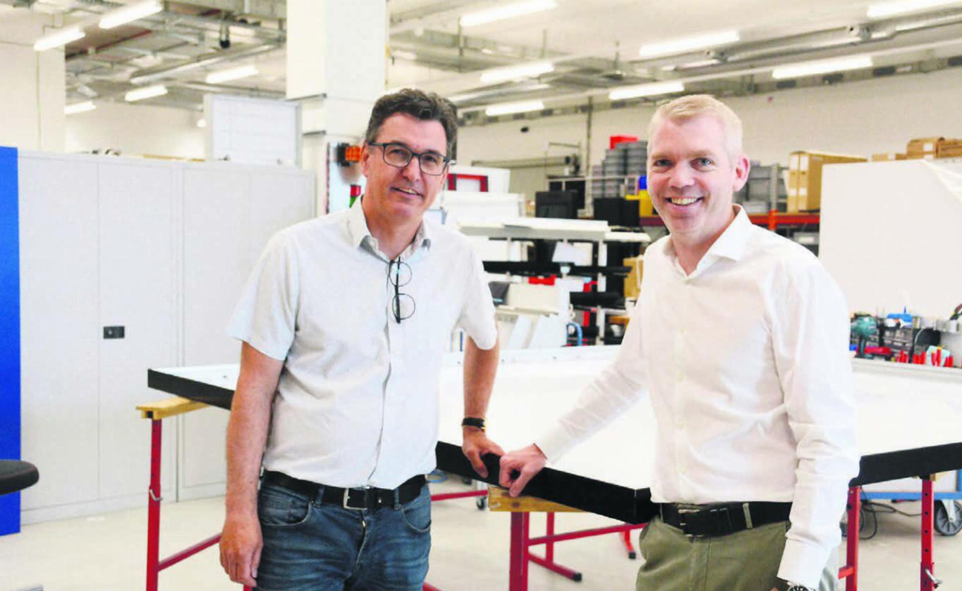 Verwaltungsratspräsident André Richner (links) und CEO Chris Mühlemann in einer der neuen Produktionshallen. In dieser hier werden beispielsweise grosse Leuchtkästen montiert. «Endlich haben wir genug Platz für alles», freuen sich die beiden. Bilder: Chregi Hansen