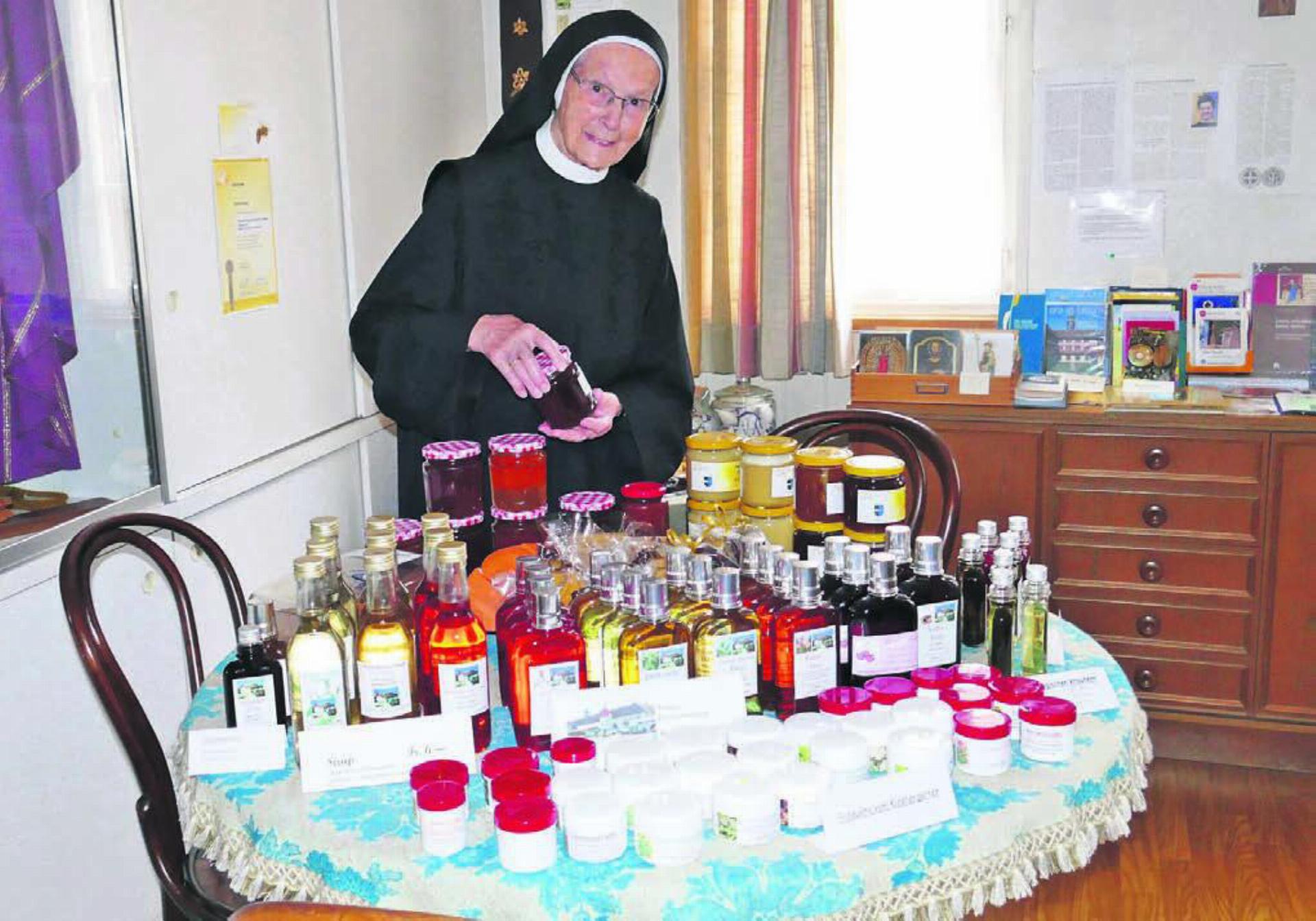 «Klösterliche Kräuterfrau» – Schwester Maria Adelheid Moser stellt gerne reine Naturprodukte nach altem Klosterrezept her. Bild: tre