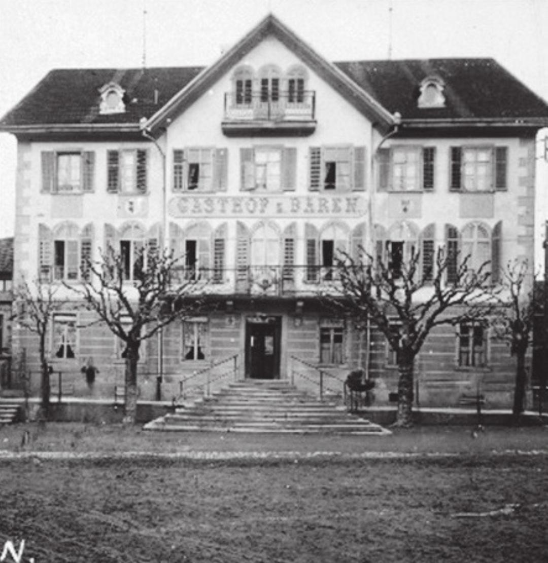Stippvisite beim Hotel Bären, 1836 als Geschäftshaus gebaut. Die Aufnahme stammt aus der digitalen Fotosammlung des Schweizer Strohmuseums.