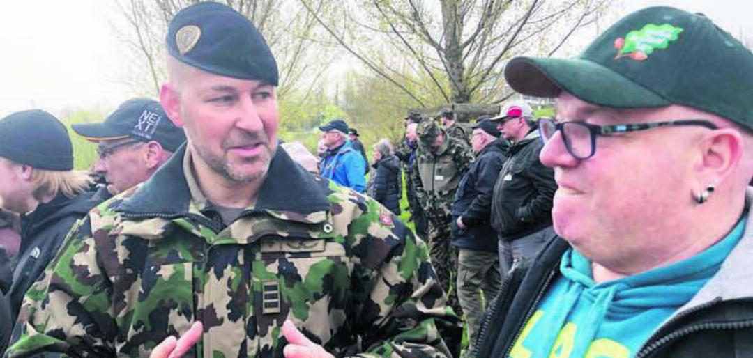 Am Besuchstag nutzte Waffenplatzchef Bernd Horn (links) die Möglichkeit für den Kontakt mit der Bevölkerung. Bild: mub