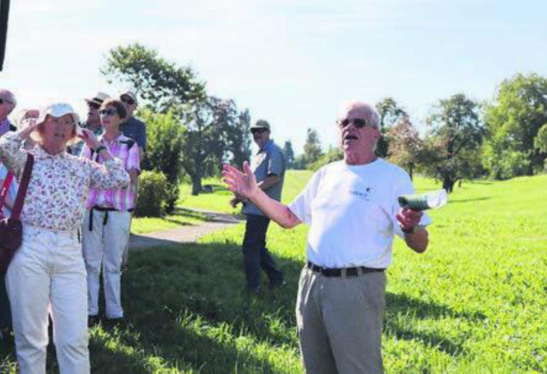 Gut gelaunt marschieren die Besucherinnen und Besucher von Boswil nach Muri. Gut gelaunt marschieren die Besucherinnen und Besucher von Boswil nach Muri.