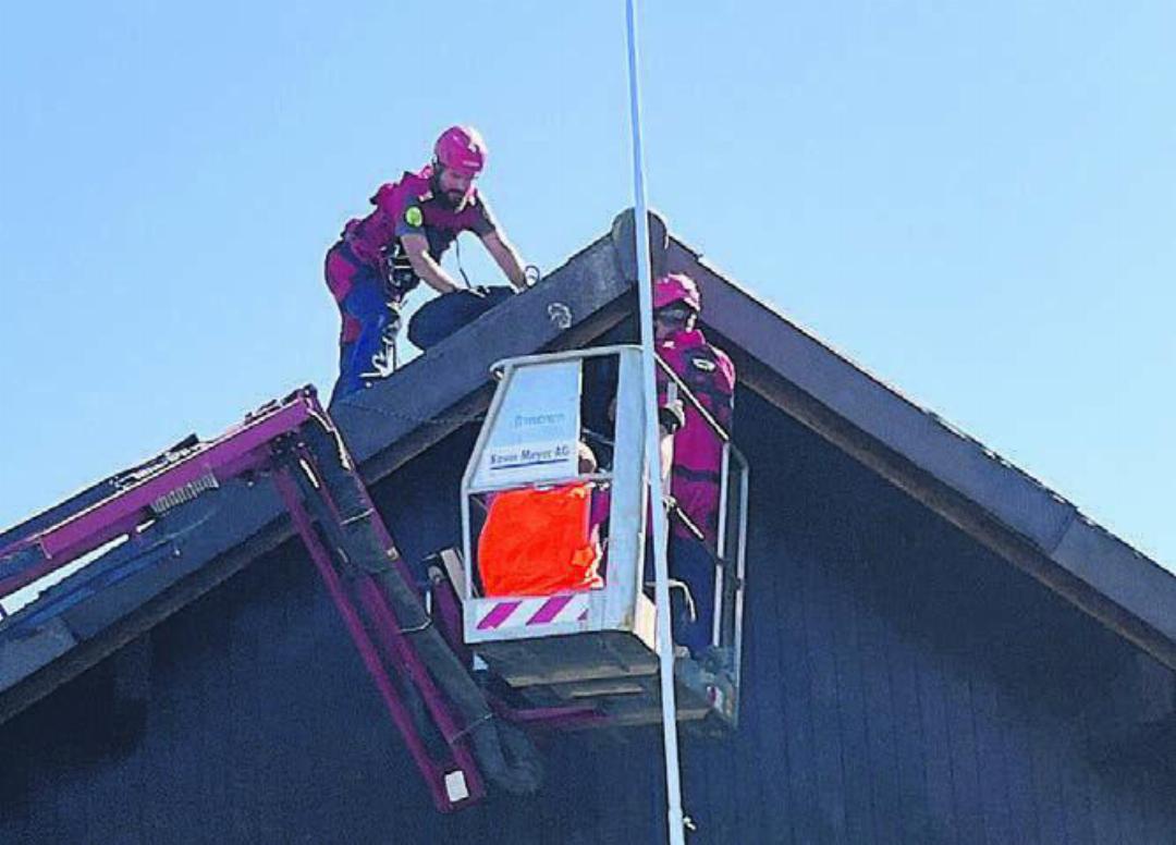 Die knifflige Rettung des verletzten Arbeiters fand übers Dach statt. Die Feuerwehrleute lösten die Situation ohne Probleme.