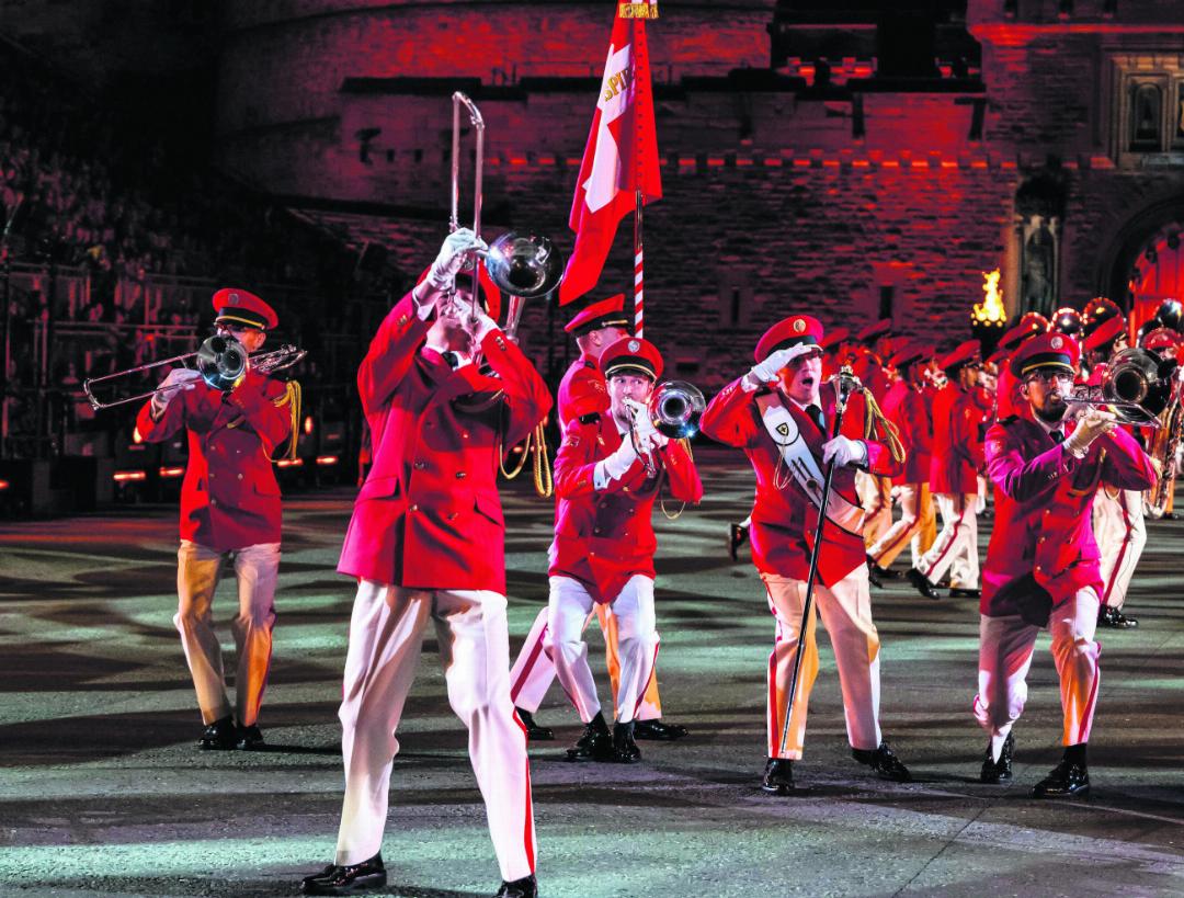 Die Swiss Armed Forces Central Band repräsentiert die Schweiz am weltweit grössten Militär-Musikfestival mit einer tollen Show. Mittendrin auch Sandro Müller (ganz vorne) mit seiner Posaune. Bild: zg/Alamy