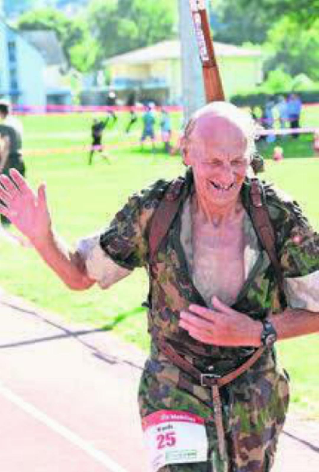 Waffenläufer Kudi Steger lief mit 74 Jahren lachend ins Ziel.