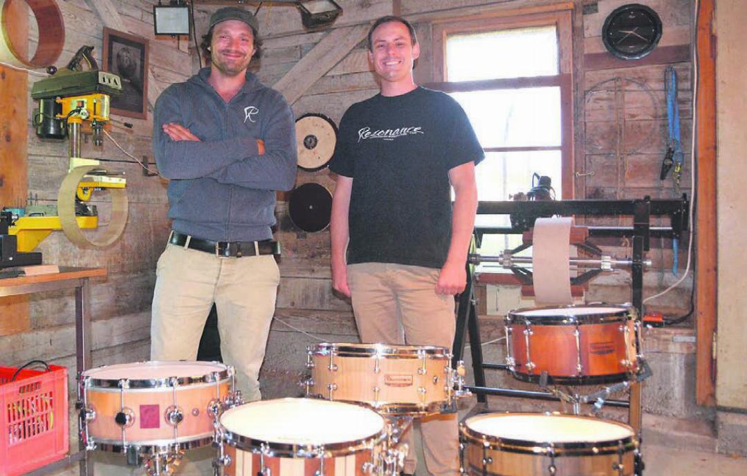 Die Varianten an Snare Drums scheinen unerschöpflich zu sein. Marvin Schmid (links) und Phillip Stengele sind von der Vielfalt des Instruments begeistert. Diese Leidenschaft spürt man bei ihren Drums, die Unikate sind. Bilder: Sabrina Salm